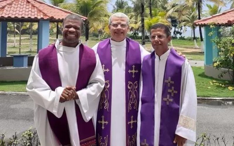 Três líderes religiosos da Diocese de Jequié, os padres Paulo Silva, Estêvão Leal e José Antônio, estão imersos no Retiro Anual do Clero.