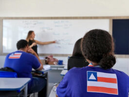 Professor na Bahia dando aula para os alunos em em sala de aula.