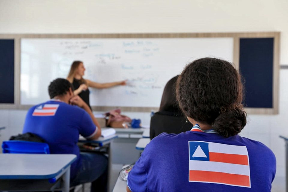 Professor na Bahia dando aula para os alunos em em sala de aula.