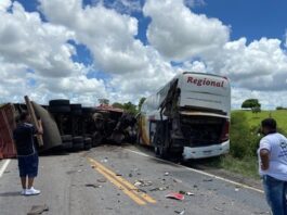 Grave acidente na BR-116 Norte: colisão entre carreta e ônibus