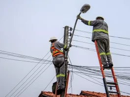 Serviço de iluminação realizado pela Prefeitura de Maceió