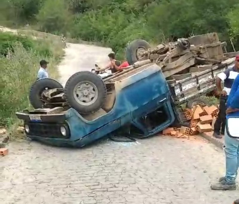 Homem perdeu o controle de sua caminhonete enquanto descia uma ladeira íngreme no povoado de Felipe Velho, no município de Itatim.
