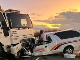 Acidente na BR-116: Caminhão e Carro Funerário Deixam Dois Feridos Graves