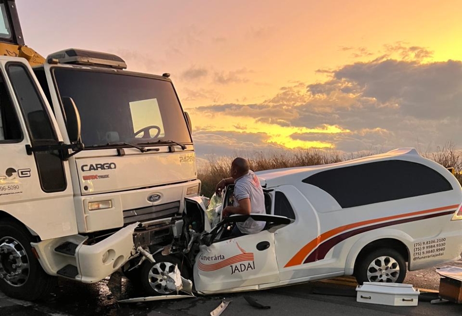 Acidente na BR-116: Caminhão e Carro Funerário Deixam Dois Feridos Graves