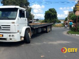 Caminhão guincho quebra a direção no centro comercial de Itatim