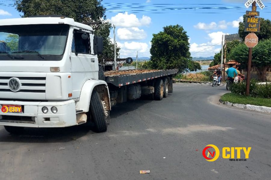 Caminhão guincho quebra a direção no centro comercial de Itatim