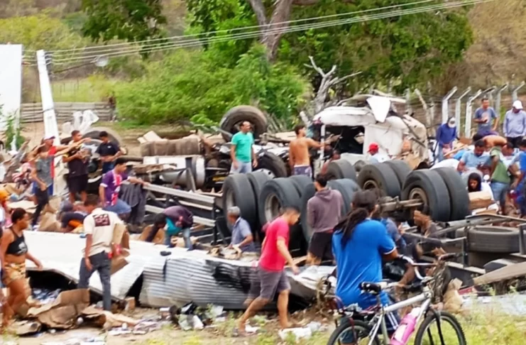 Na manhã desta quinta-feira, 14 de novembro, a BR-116, no município de Milagres, na Bahia, foi palco de um grave acidente que envolveu duas carretas e um veículo de passeio.