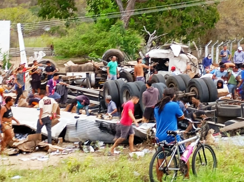 Na manhã desta quinta-feira, 14 de novembro, a BR-116, no município de Milagres, na Bahia, foi palco de um grave acidente que envolveu duas carretas e um veículo de passeio.